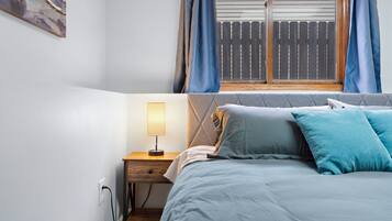 6 bedrooms, desk, iron/ironing board, travel crib