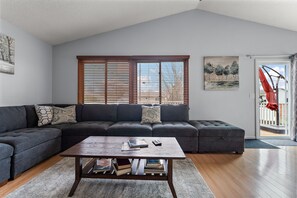 Smart TV, video games, books - The Best NE Riverfront Dist Home!  Large & Mod: 6 BDR & close to all Minneapolis (Minneapolis)