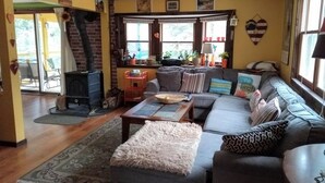 Uma sala de estar aconchegante com lareira, sofá e mesa de centro.