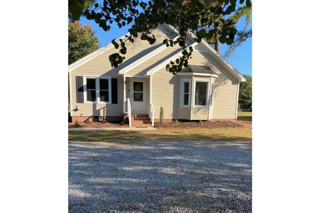 3 bed 2 bath home in downtown Clayton
