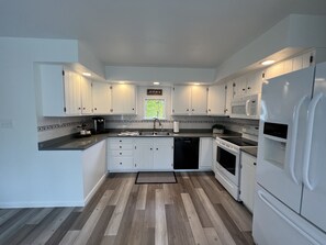 Køleskab, mikrobølgeovn, ovn, kogeplade