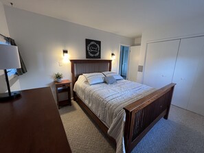 2 soveværelser, skrivebord, strygejern/strygebræt, weekendseng