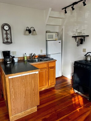 冷蔵庫、電子レンジ、オーブン、コンロ