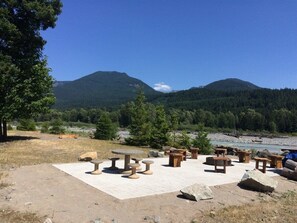 Outdoor dining - Butter Peak Retreat | Hot tub, Wi-Fi, River Access (Packwood)