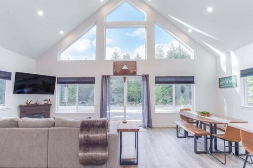 Butter Peak Retreat | Hot tub, Wi-Fi, River Access