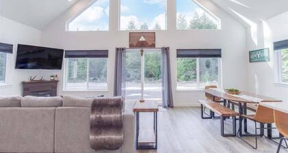 Butter Peak Retreat | Hot tub, Wi-Fi, River Access