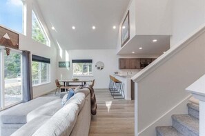 TV, fireplace - Butter Peak Retreat | Hot tub, Wi-Fi, River Access (Packwood)