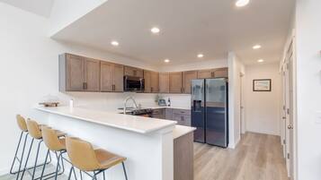 Frigorífico, microondas, horno y placa de cocina