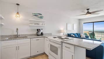 Lemari es, microwave, oven, dan kompor