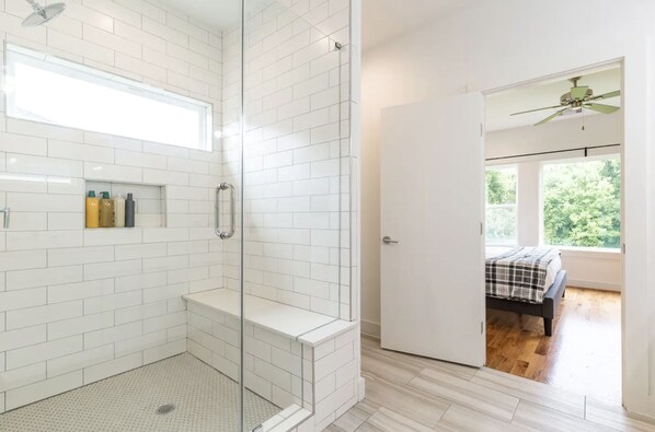 Douche, articles de toilette écologiques, séchoir à cheveux