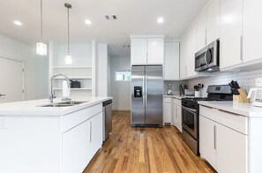 Fridge, microwave, oven, stovetop - 3BR Cozy Bungalow 1749! Medical Center, Stadiums! (Houston)