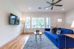 TV - 3BR Cozy Bungalow 1749! Medical Center, Stadiums! (Houston)