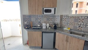 Eine Küche mit Mikrowelle, Kaffeemaschine und Geschirrspüler von Samsung.