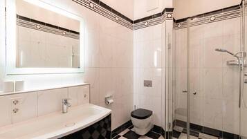 Douche, sĂšche-cheveux, serviettes fournies