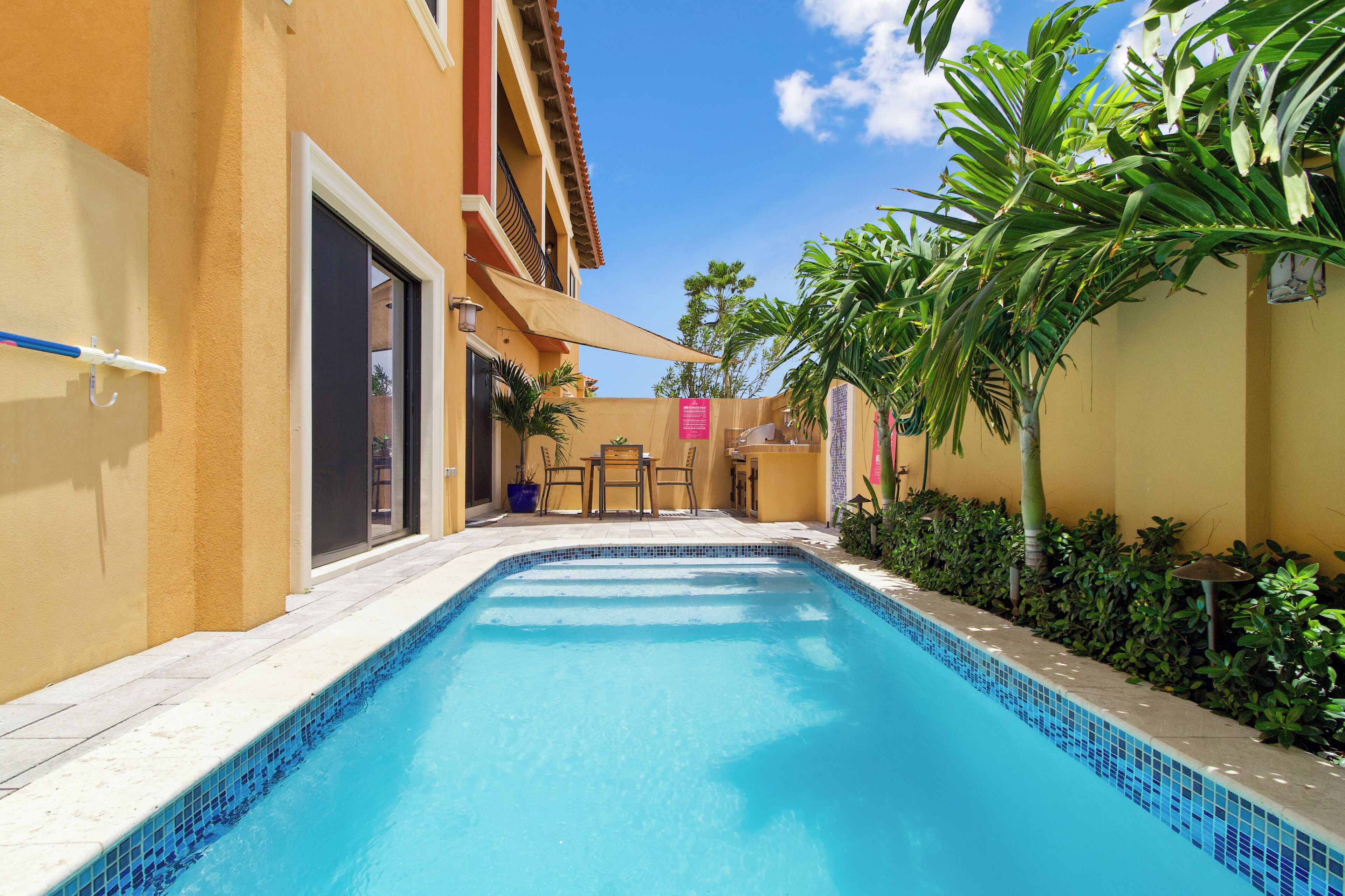 Studio (2 Bedrooms) | Front of property