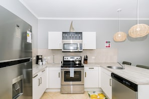Departamento (2 Bedrooms) | Cocina privada | Microondas, horno, parrilla de estufa y lavavajillas