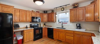 Pet Friendly, Close to MSU, Downtown Bozeman w/ Mountain Views - Ravalli Street Retreat