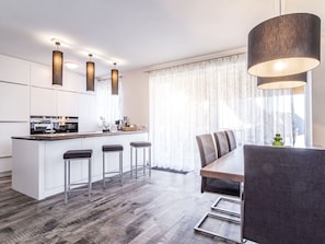 Mikrovågsugn, ugn, diskmaskin och matbord