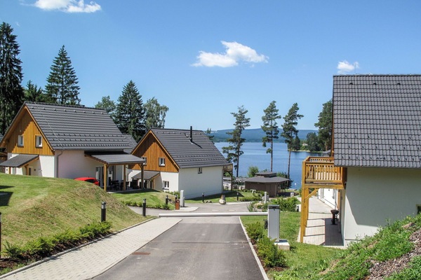 Pflanze, Himmel, Wolke, Gebäude, Eigentum, Baum, Fenster, Strassenbelag, Haus, Grundstueck
