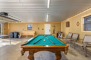 Games room - Game Room with pool table and ping pong, hot tub, less than a mile from lake (Ringold)