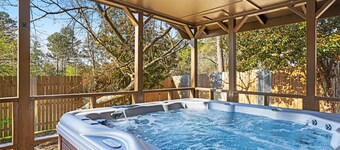 Game Room with pool table and ping pong, hot tub, less than a mile from lake