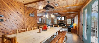 Game Room with pool table and ping pong, hot tub, less than a mile from lake