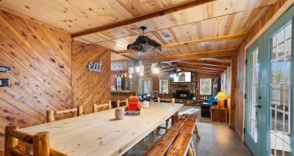 Game Room with pool table and ping pong, hot tub, less than a mile from lake