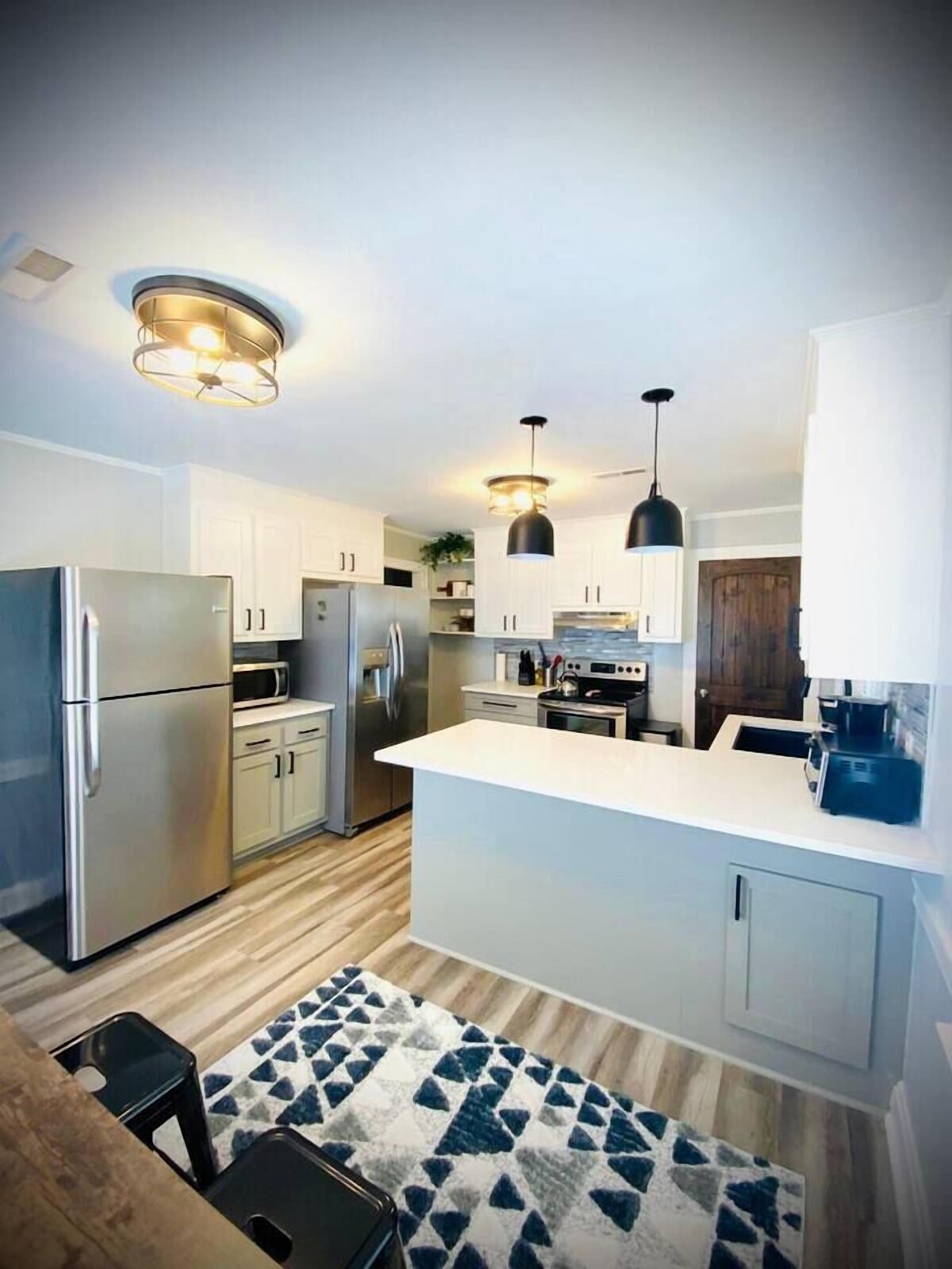 17 Cheerful 4 bedroom home- perfect for long stays