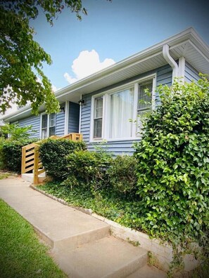 Exterior - 17 Cheerful 4 bedroom home- perfect for long stays (Greenville)