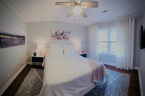 4 bedrooms, iron/ironing board, travel cot, free WiFi - 17 Cheerful 4 bedroom home- perfect for long stays (Greenville)