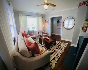 Smart TV - 17 Cheerful 4 bedroom home- perfect for long stays (Greenville)