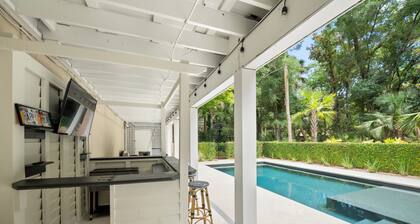 Beautiful 6BR/6BA Home w/ Resort Style Pool, Cabana Bar and Guest House!