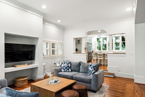 Smart TV, fireplace, table tennis, stereo