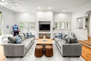 Smart TV, fireplace, table tennis, stereo