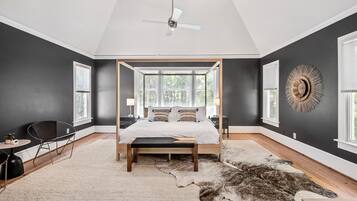 6 bedrooms, desk, iron/ironing board, travel crib