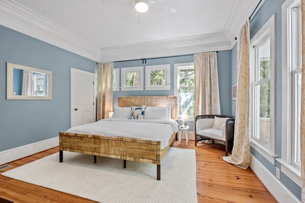 6 bedrooms, desk, iron/ironing board, WiFi