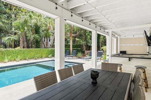 Beautiful 6BR/6BA Home w/ Resort Style Pool, Cabana Bar, GameRoom & Guest House!