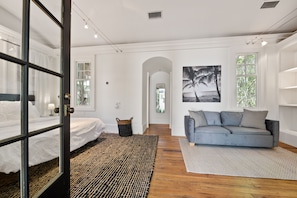 6 bedrooms, desk, iron/ironing board, WiFi