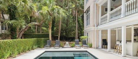 Una piscina al aire libre, una piscina climatizada