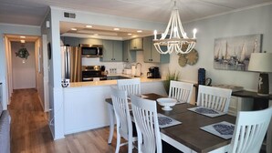 Condo, 2 phòng ngủ | Khu ăn uống