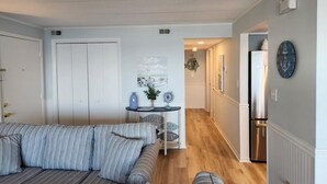 Condo, 2 phòng ngủ | Nội thất