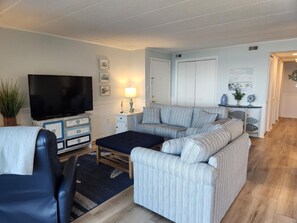 Condo, 2 habitaciones | Área de sala de estar