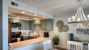 Condo, 2 phòng ngủ | Bếp riêng | Dụng cụ pha cà phê/trà, tủ lạnh, lò nướng bánh mì 