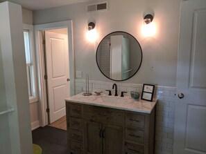 Regadera, toallas, jabón, shampoo 