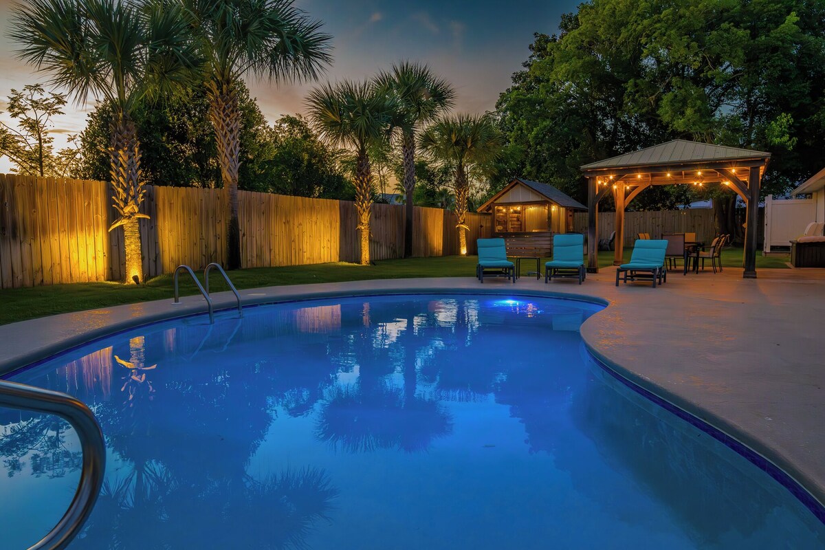 RENOVATED BEACH HOUSE WITH PRIVATE POOL. CLOSE TO THE BEACH! GAME ROOM!