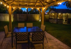 تناول الطعام بالخارج