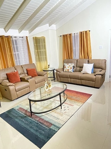 Enjoy peace and serenity in this lovely home boasting sea view