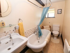 Ein Badezimmer mit zwei Waschbecken, einer Badewanne und einer Toilette.