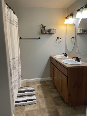 Shower, towels, soap, shampoo - Great location and house with open floor plan (Summerset)