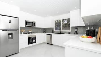 Maison (5 Bedrooms) | Cuisine privée | Micro-ondes, four, plaque de cuisson, lave-vaisselle